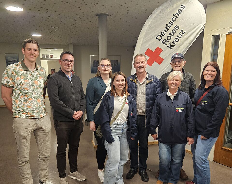 Bild mit acht Personen in DRK Kleidung