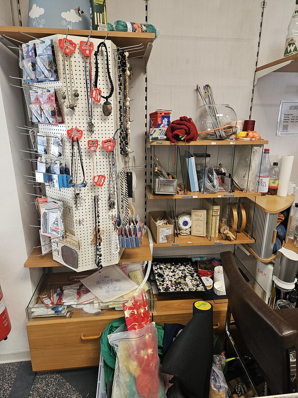 Ein Ausstellungsständer mit Handarbeitsmaterialien